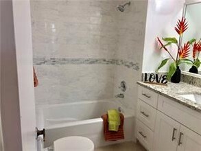 3001 W Rolling Hills Cir in Davie, FL - Building Photo - Building Photo