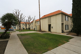 Royal Palm Apartment in Bakersfield, CA - Building Photo - Building Photo