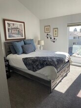 1456 San Carlos Ave, Unit 305 in San Carlos, CA - Building Photo - Building Photo