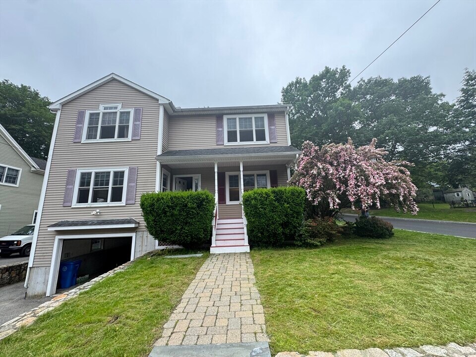 44 Rockridge Rd in Waltham, MA - Building Photo