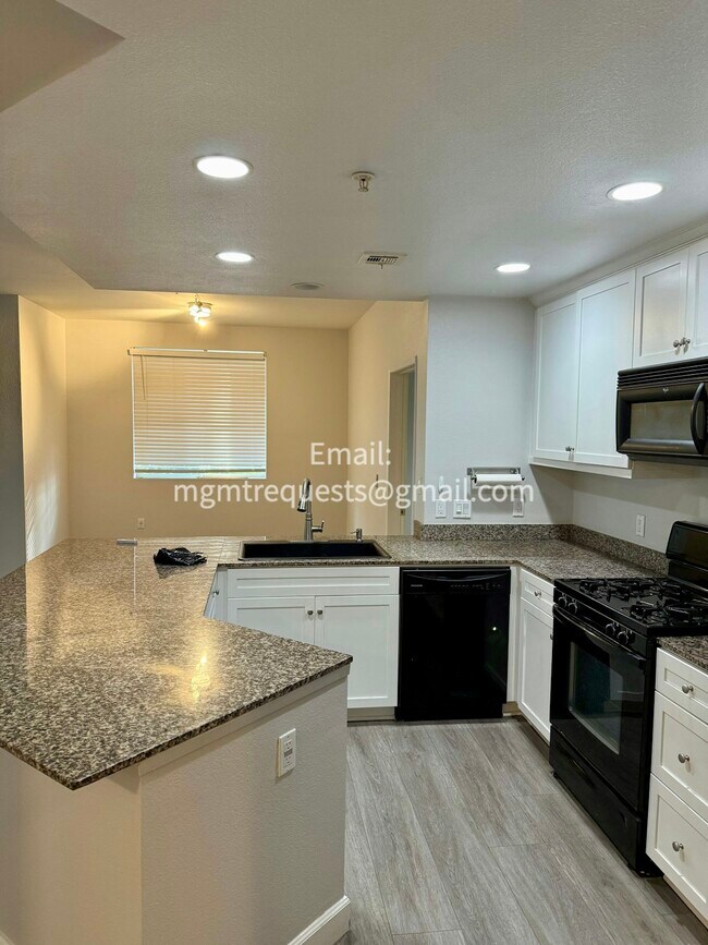 1112 Scholarship in Irvine, CA - Foto de edificio - Building Photo