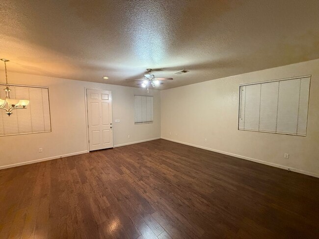 1985 Linden Rd in West Sacramento, CA - Building Photo - Building Photo