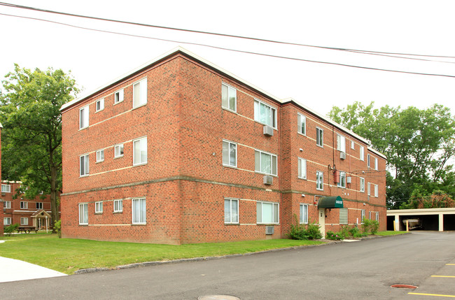 Granger Court Apartments in Maple Heights, OH - Building Photo - Building Photo