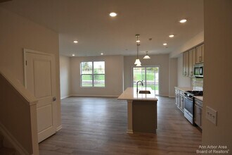 105 Salt Springs Dr in Saline, MI - Building Photo - Building Photo