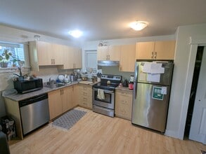 915-915 Glen Vale Rd in Victoria, BC - Building Photo - Building Photo