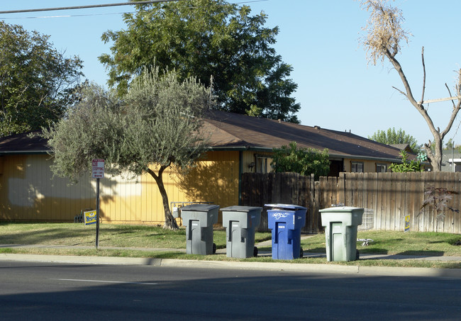 1738 Cedar Ave in Fresno, CA - Building Photo - Building Photo