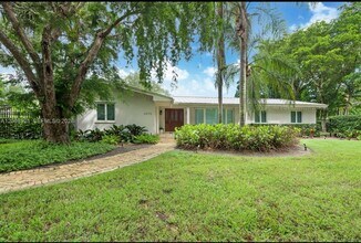 6875 SW 96th St in Pinecrest, FL - Building Photo - Building Photo