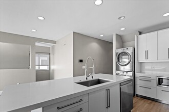 6955 Trolleyway, Unit A in Playa Del Rey, CA - Foto de edificio - Building Photo