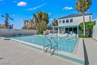 205 Park Shore Dr in Naples, FL - Foto de edificio - Building Photo