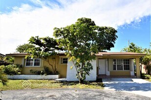 2712 Alcazar Dr in Miramar, FL - Building Photo