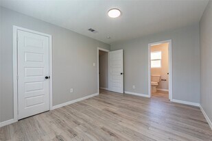 4813 Cedar St in Seabrook, TX - Building Photo