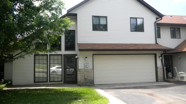 2349 Cottage Dr in Stillwater, MN - Building Photo