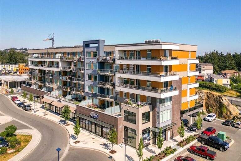 967-967 Whirlaway Cres in Victoria, BC - Building Photo