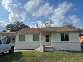 10465 Ferguson Rd in Dallas, TX - Building Photo