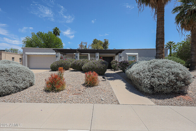 property at 601 E Forest Hills Dr