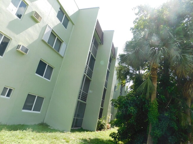 1638 Embassy Dr in West Palm Beach, FL - Foto de edificio - Building Photo