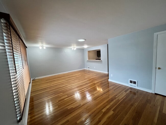 property at 1564 Greentree Rd