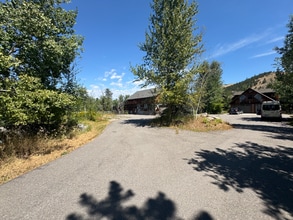 4944 Hugo Way in Lolo, MT - Foto de edificio - Building Photo