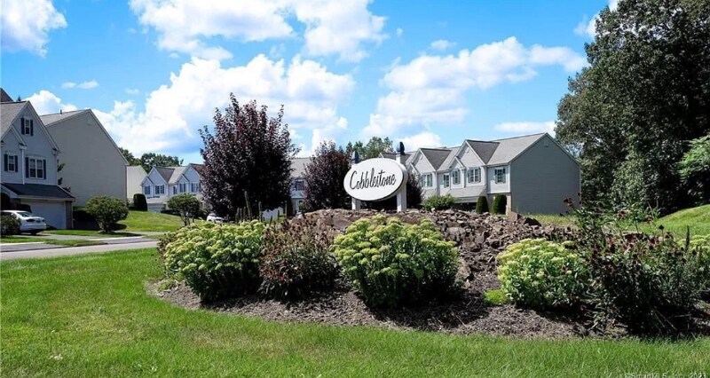 18 Cobblestone Ct in Newington, CT - Building Photo