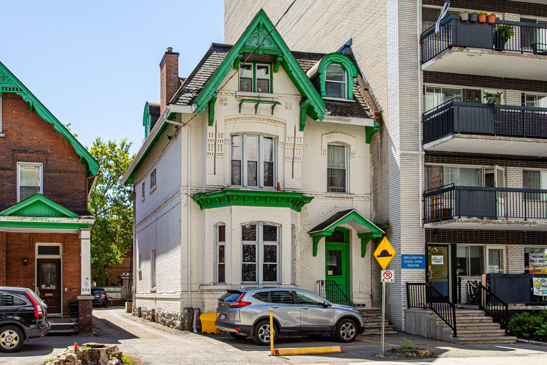 252 Lisgar St in Ottawa, ON - Building Photo