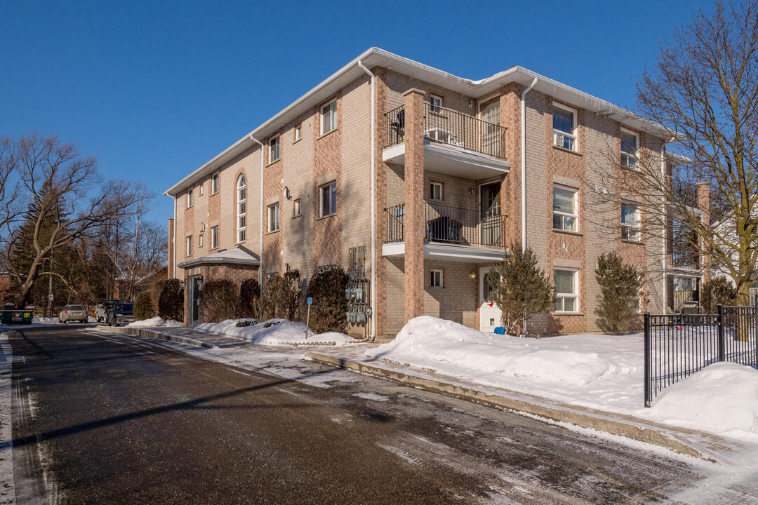 94 Sanford St in Barrie, ON - Building Photo