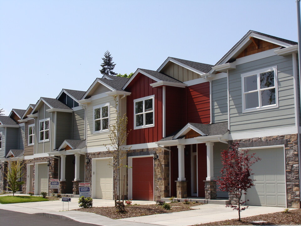 211 Silver St, Unit E in Silverton, OR - Building Photo