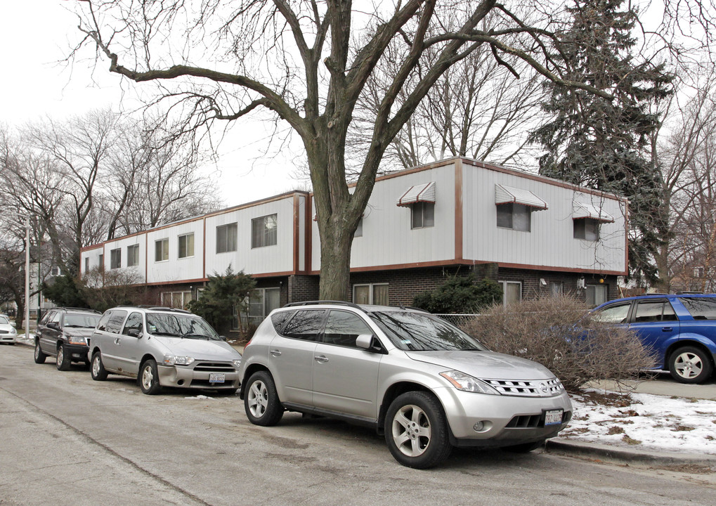 1700 W Granville Ave in Chicago, IL - Building Photo