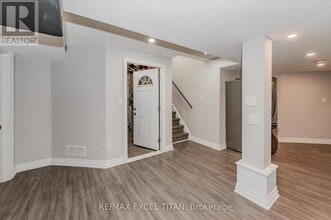 498 Thomas Slee Dr in Kitchener, ON - Building Photo - Building Photo