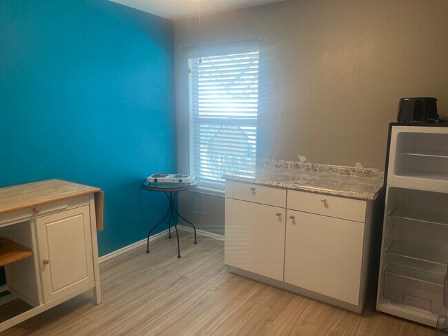 314 Rustic Stable in San Antonio, TX - Foto de edificio - Building Photo