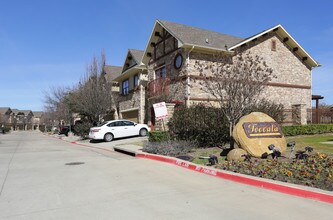 Arioso Apartments & Townhomes in Grand Prairie, TX - Foto de edificio - Building Photo