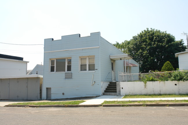 235 Pulaski Ave in Perth Amboy, NJ - Building Photo - Building Photo