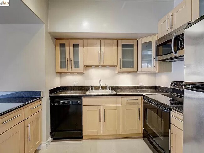 6363 Christie Ave in Emeryville, CA - Building Photo - Building Photo
