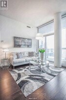 8 Mercer St in Toronto, ON - Building Photo