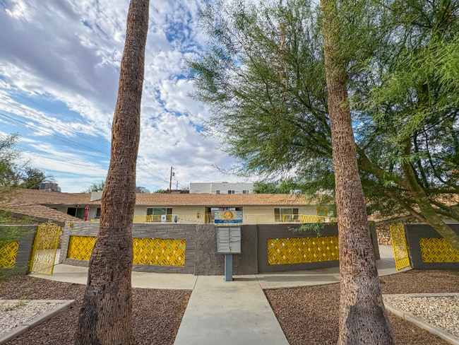 2737 E Glenrosa Ave in Phoenix, AZ - Building Photo - Building Photo