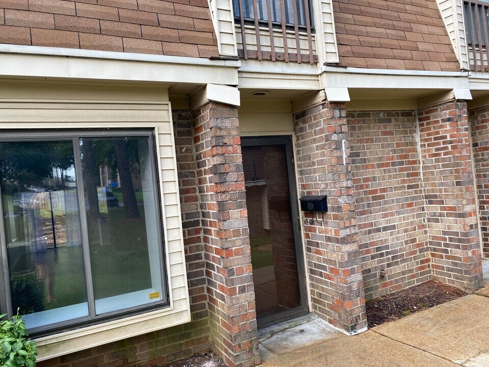 6563 Poplar Woods Cir E in Germantown, TN - Building Photo