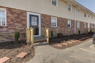 Hill Terrace Apartments in Petersburg, VA - Foto de edificio - Building Photo