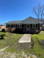 501 S Dennis St in Enfield, NC - Building Photo