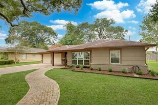 5604 Whitehaven St in Bellaire, TX - Building Photo
