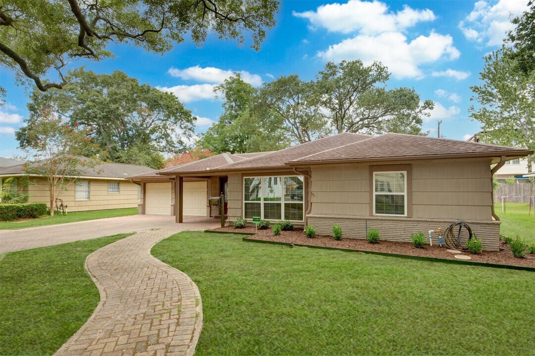 5604 Whitehaven St in Bellaire, TX - Building Photo