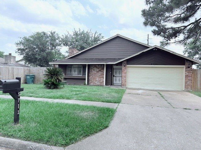 5711 Longforest Dr in Houston, TX - Building Photo - Building Photo
