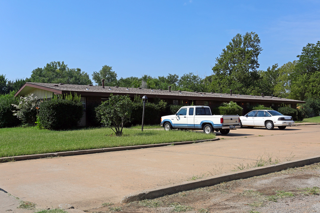 1201 Roosevelt in Edmond, OK - Building Photo