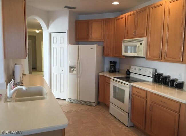 6825 Sterling Greens Dr in Naples, FL - Foto de edificio - Building Photo