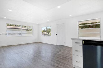 4647 NW 15th Ct in Miami, FL - Building Photo - Building Photo