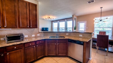 Room in House on Discovery Ml in Converse, TX - Building Photo - Building Photo