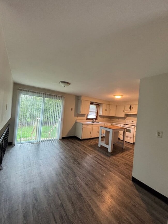 6463 Wells Dr in East Syracuse, NY - Building Photo - Building Photo