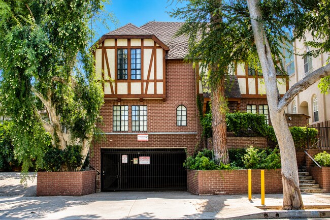Charming Tudor-Style Apartments in Prime Sherman Oaks Location in Sherman Oaks, CA - Foto de edificio - Building Photo