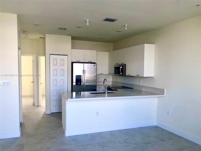 6455 NW 103rd Pl in Doral, FL - Building Photo - Building Photo