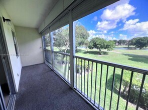 101 SW 132nd Way in Pembroke Pines, FL - Foto de edificio - Building Photo