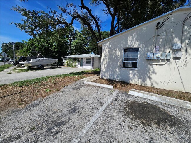 118 NW 8th Ave in Dania Beach, FL - Building Photo - Building Photo
