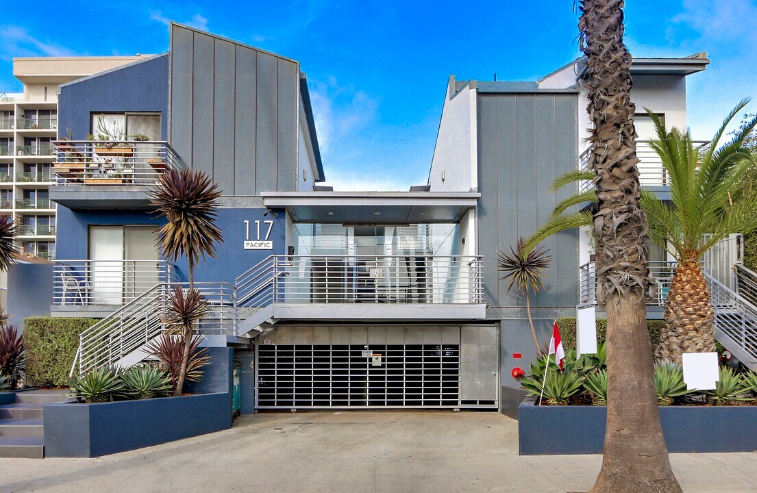 117 Pacific St in Santa Monica, CA - Building Photo